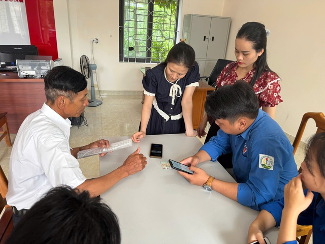 Giúp người dân vùng sâu, vùng xa làm quen với chính quyền số - Ảnh 6.