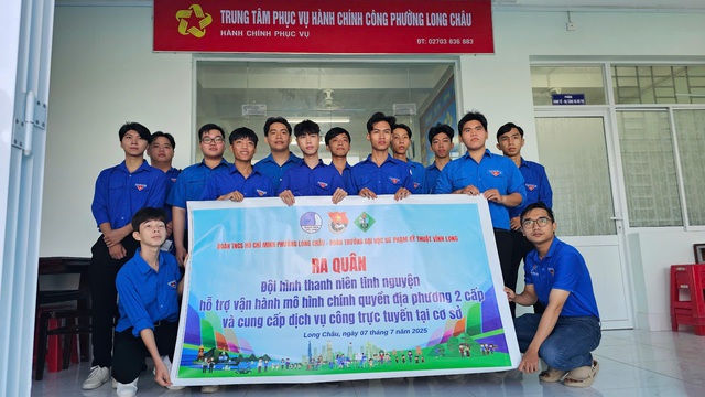 Đoàn thanh niên hỗ trợ người già, yếu thế làm thủ tục hành chính Đoàn thanh niên hỗ trợ người già, yếu thế làm thủ tục hành chính
