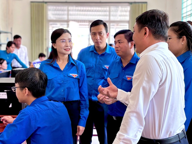 Chị Nguyễn Phạm Duy Trang kiểm tra thanh niên biên giới hỗ trợ chính quyền - Ảnh 3.