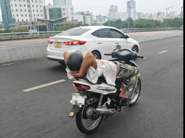 TP.Đà Nẵng: Đưa người nằm ngửa chạy xe qua cầu Rồng đi điều trị tâm thần TP.Đà Nẵng: Đưa người nằm ngửa chạy xe qua cầu Rồng đi điều trị tâm thần