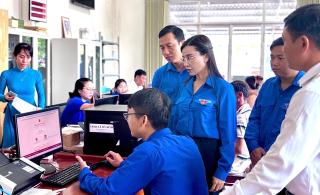 Chị Nguyễn Phạm Duy Trang kiểm tra thanh niên biên giới hỗ trợ chính quyền - Ảnh 4.