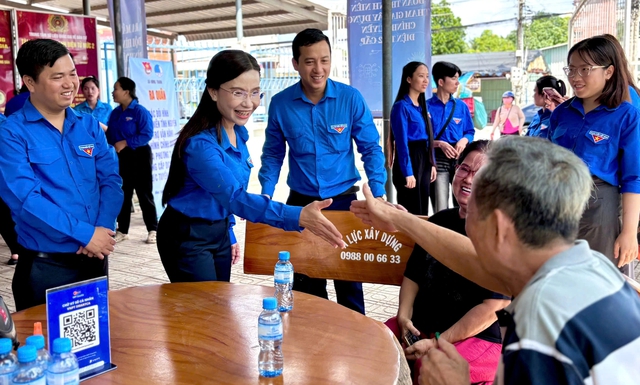 Chị Nguyễn Phạm Duy Trang kiểm tra thanh niên biên giới hỗ trợ chính quyền - Ảnh 5.
