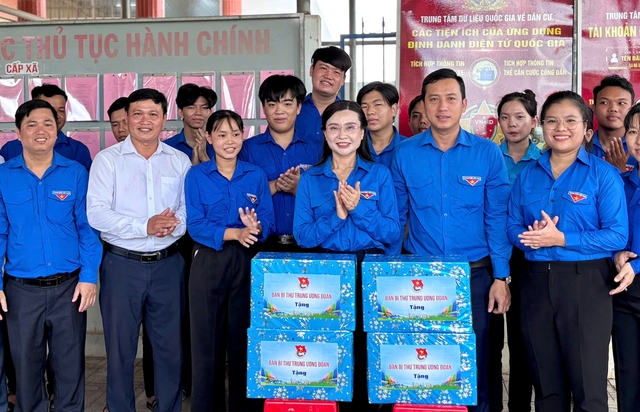 Chị Nguyễn Phạm Duy Trang kiểm tra thanh niên biên giới hỗ trợ chính quyền - Ảnh 6.