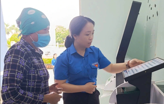 Thanh niên vùng biên giới hỗ trợ người dân làm thủ tục hành chính Thanh niên vùng biên giới hỗ trợ người dân làm thủ tục hành chính