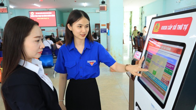 Hỗ trợ người dân tộc thiểu số sử dụng dịch vụ công trực tuyến Hỗ trợ người dân tộc thiểu số sử dụng dịch vụ công trực tuyến