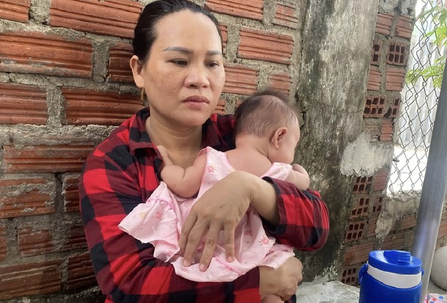 Người mẹ nghèo nuôi con bệnh nặng - Ảnh 1.