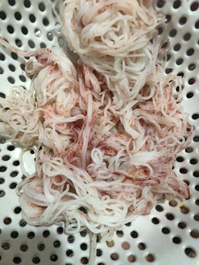 Xác minh phản ánh bún đổi màu hồng - Ảnh 2.
