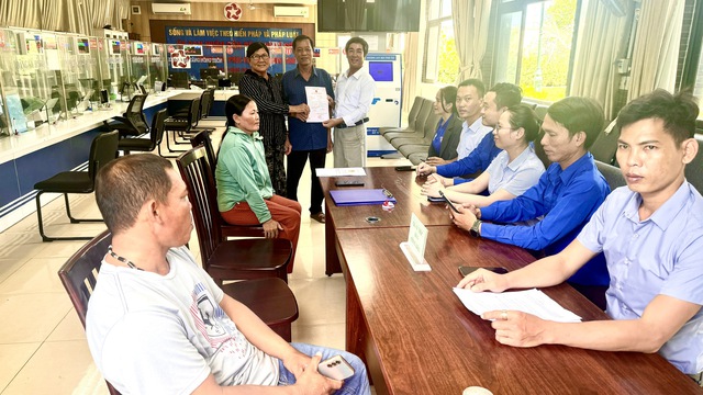 'Màu áo xanh' hỗ trợ người dân làm thủ tục hành chính ở Đặc khu Lý Sơn - Ảnh 2.