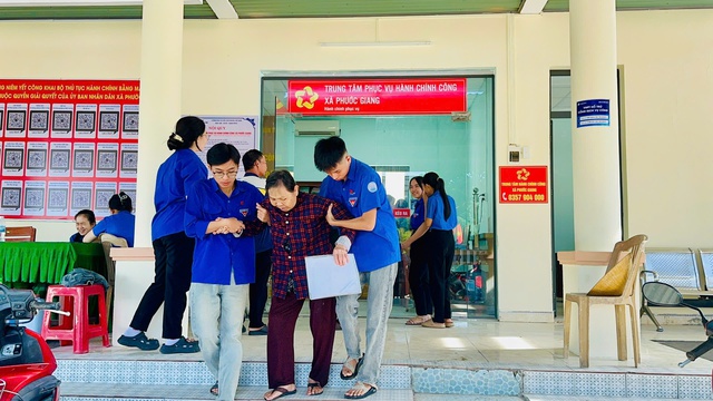 'Màu áo xanh' hỗ trợ người dân làm thủ tục hành chính ở Đặc khu Lý Sơn - Ảnh 3.
