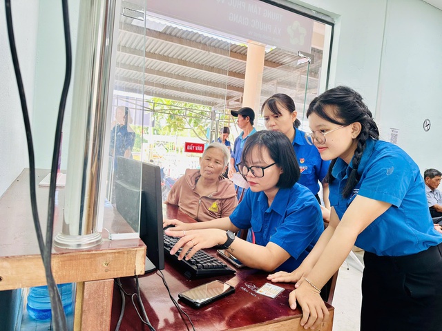 'Màu áo xanh' hỗ trợ người dân làm thủ tục hành chính ở Đặc khu Lý Sơn - Ảnh 4.