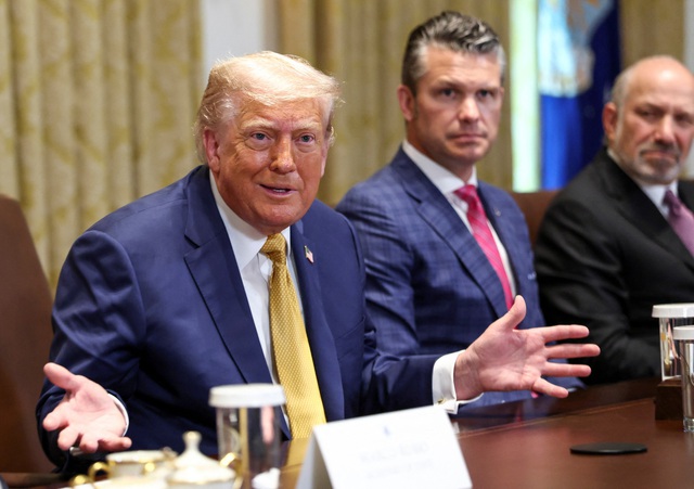 Ông Trump áp thuế 50% lên đồng nhập khẩu, cảnh báo tăng thuế 200% cho dược phẩm - Ảnh 2.