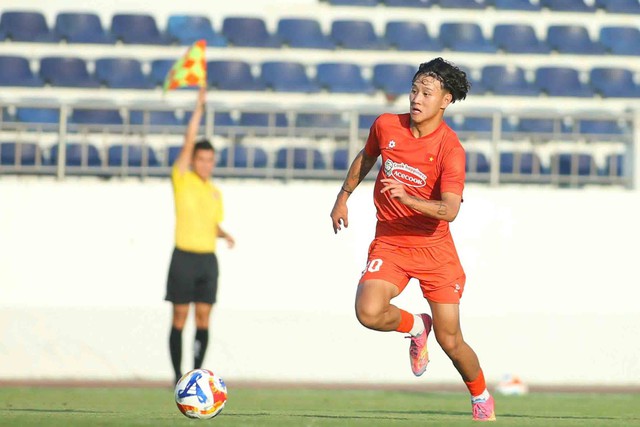 Cơ hội nào cho tiền đạo Việt kiều Alex Bùi? Cơ hội nào cho tiền đạo Việt kiều Alex Bùi?