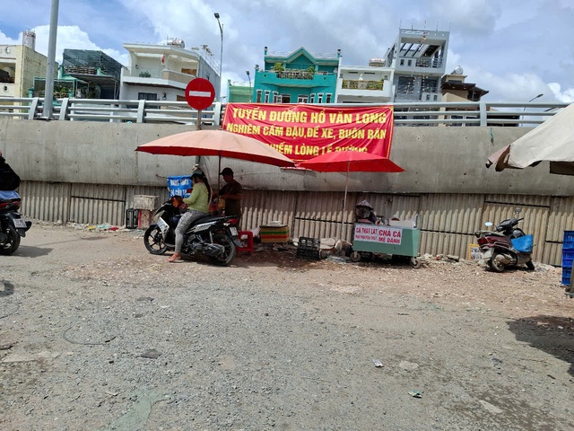 Có biển cấm vẫn buôn bán bát nháo Có biển cấm vẫn buôn bán bát nháo