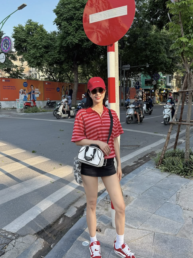 Áo kẻ ngang, điểm nhấn nhẹ nhàng cho những ngày không biết mặc gì- Ảnh 7. Áo kẻ ngang, điểm nhấn nhẹ nhàng cho những ngày không biết mặc gì- Ảnh 7.