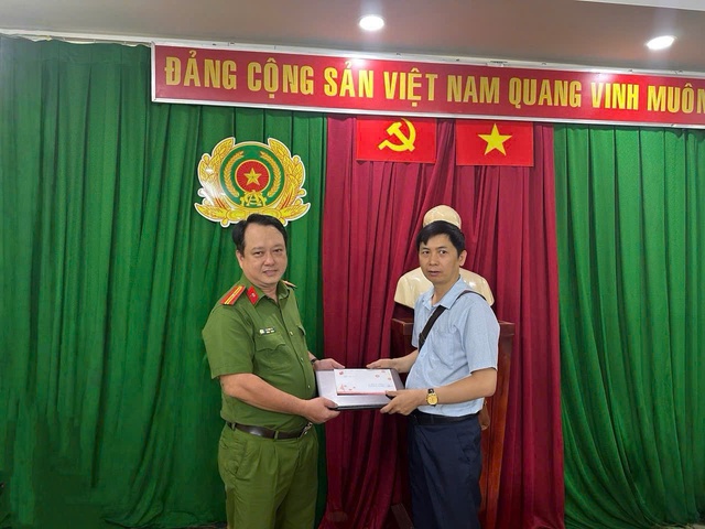 Công an phường Chợ Quán liên tiếp tìm lại tài sản bị mất cho người dân Công an phường Chợ Quán liên tiếp tìm lại tài sản bị mất cho người dân