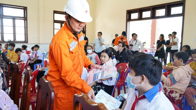 Ngành điện miền Nam chia sẻ 'bí kíp' tiết kiệm điện hiệu quả- Ảnh 2. Ngành điện miền Nam chia sẻ 'bí kíp' tiết kiệm điện hiệu quả- Ảnh 2.
