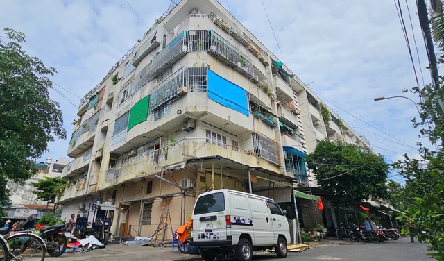 Tháo dỡ ‘chuồng cọp’ tại cư xá Độc Lập sau vụ cháy khiến 8 người tử vong Tháo dỡ ‘chuồng cọp’ tại cư xá Độc Lập sau vụ cháy khiến 8 người tử vong