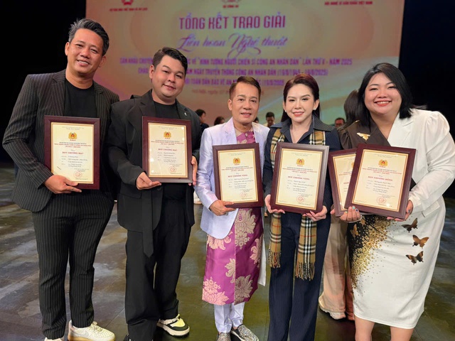 Hạnh phúc mỉm cười với NSƯT Minh Nhí và Bình Tinh trong vở diễn đặc biệt- Ảnh 5. Hạnh phúc mỉm cười với NSƯT Minh Nhí và Bình Tinh trong vở diễn đặc biệt- Ảnh 5.