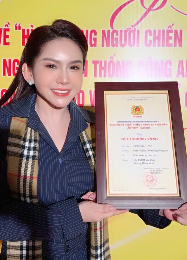Hạnh phúc mỉm cười với NSƯT Minh Nhí và Bình Tinh trong vở diễn đặc biệt- Ảnh 4. Hạnh phúc mỉm cười với NSƯT Minh Nhí và Bình Tinh trong vở diễn đặc biệt- Ảnh 4.