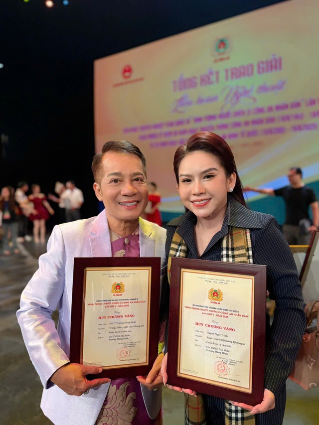 Hạnh phúc mỉm cười với NSƯT Minh Nhí và Bình Tinh trong vở diễn đặc biệt- Ảnh 3. Hạnh phúc mỉm cười với NSƯT Minh Nhí và Bình Tinh trong vở diễn đặc biệt- Ảnh 3.