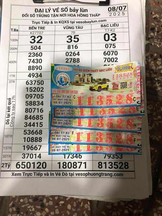 Xổ số miền Nam 8.7: Anh xe ôm trúng số, mừng rỡ lấy tiền trả nợ- Ảnh 2. Xổ số miền Nam 8.7: Anh xe ôm trúng số, mừng rỡ lấy tiền trả nợ- Ảnh 2.