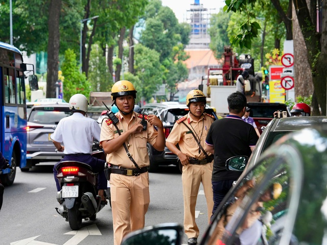 Ô tô gặp sự cố, dừng đỗ ngoài đường: Làm gì để không bị phạt? - Ảnh 2. Ô tô gặp sự cố, dừng đỗ ngoài đường: Làm gì để không bị phạt? - Ảnh 2.