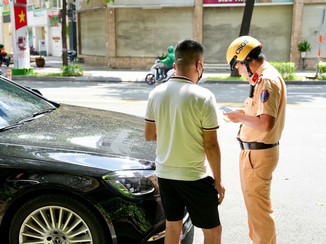 Mở cửa &ocirc; t&ocirc; g&acirc;y tai nạn: H&agrave;nh động nguy hiểm đối mặt mức phạt nặng - Ảnh 3.