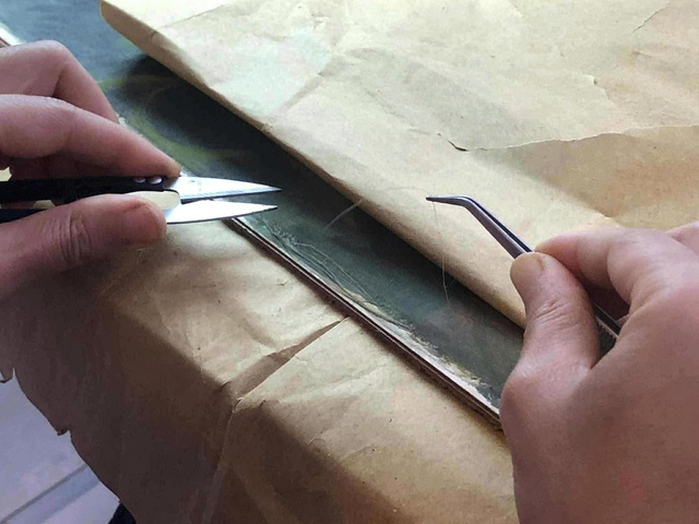 Người vá tranh triệu USD qua… kính hiển vi - Ảnh 1.