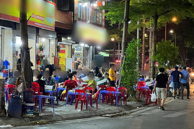 H&agrave;ng qu&aacute;n 'xẻ thịt' vỉa h&egrave; H&agrave; Nội suốt ng&agrave;y đ&ecirc;m- Ảnh 6.