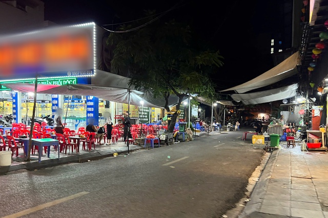 H&agrave;ng qu&aacute;n 'xẻ thịt' vỉa h&egrave; H&agrave; Nội suốt ng&agrave;y đ&ecirc;m- Ảnh 8.