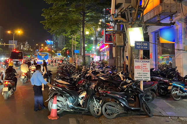 H&agrave;ng qu&aacute;n 'xẻ thịt' vỉa h&egrave; H&agrave; Nội suốt ng&agrave;y đ&ecirc;m- Ảnh 3.