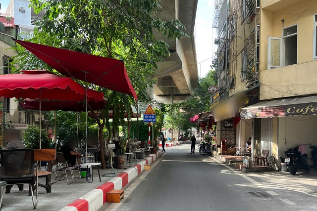 H&agrave;ng qu&aacute;n 'xẻ thịt' vỉa h&egrave; H&agrave; Nội suốt ng&agrave;y đ&ecirc;m- Ảnh 1.