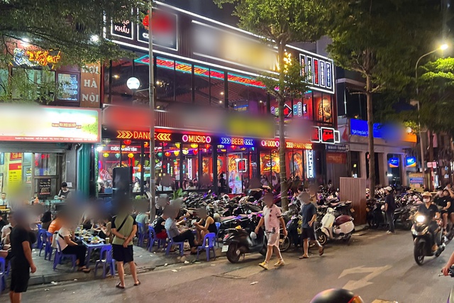 H&agrave;ng qu&aacute;n 'xẻ thịt' vỉa h&egrave; H&agrave; Nội suốt ng&agrave;y đ&ecirc;m- Ảnh 2.