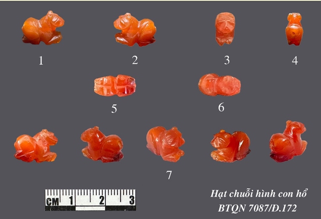 Những góc chụp khác nhau của hạt chuỗi hình con hổ. ẢNH: CỤC DI SẢN VĂN HÓA CUNG CẤP Những góc chụp khác nhau của hạt chuỗi hình con hổ. ẢNH: CỤC DI SẢN VĂN HÓA CUNG CẤP