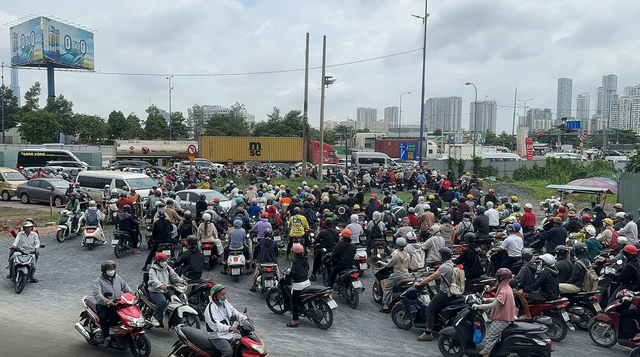 Nút giao An Phú liên tục ùn ứ: CSGT hướng dẫn cách vào cao tốc Long Thành Nút giao An Phú liên tục ùn ứ: CSGT hướng dẫn cách vào cao tốc Long Thành