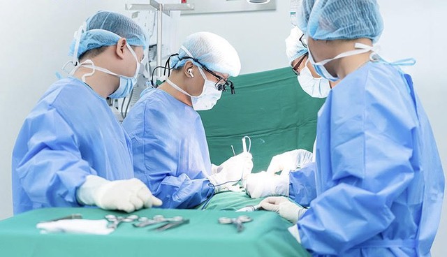 Đắp lá uống thuốc gia truyền trị bướu, ai ngờ bướu thòng xuống cổ, bít đường thở Đắp lá uống thuốc gia truyền trị bướu, ai ngờ bướu thòng xuống cổ, bít đường thở