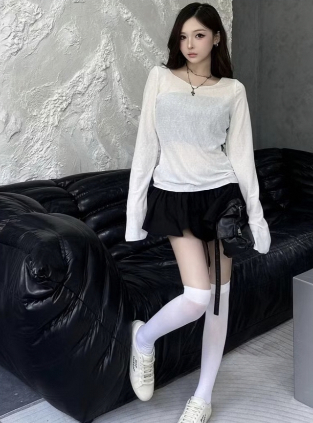 Biến hóa phong cách hè 'nửa kín nửa hở' với áo thun mỏng- Ảnh 2. Biến hóa phong cách hè 'nửa kín nửa hở' với áo thun mỏng- Ảnh 2.