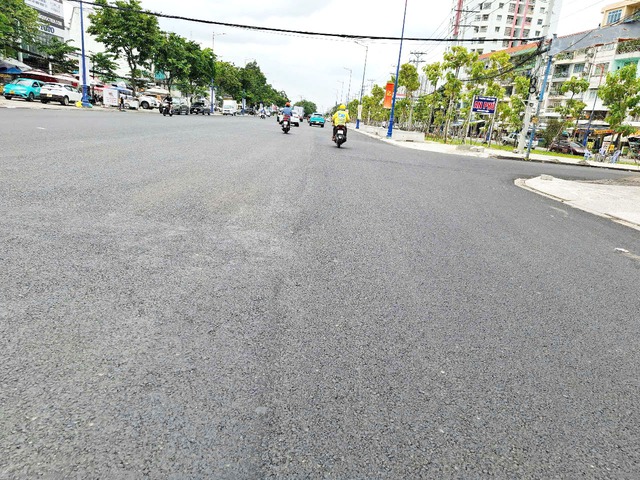 Đường Lương Định Của cần vạch phân làn để đảm bảo an toàn giao thông - Ảnh 1.