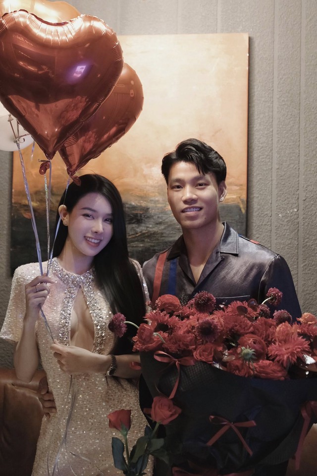 Vũ Văn Thanh khoe ảnh tình tứ cùng bạn gái hot girl, kèm ‘thông điệp’ đáng yêu!- Ảnh 2. Vũ Văn Thanh khoe ảnh tình tứ cùng bạn gái hot girl, kèm ‘thông điệp’ đáng yêu!- Ảnh 2.