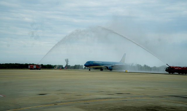 Khoảnh khắc Vietnam Airlines đón hành khách thứ 350 triệu