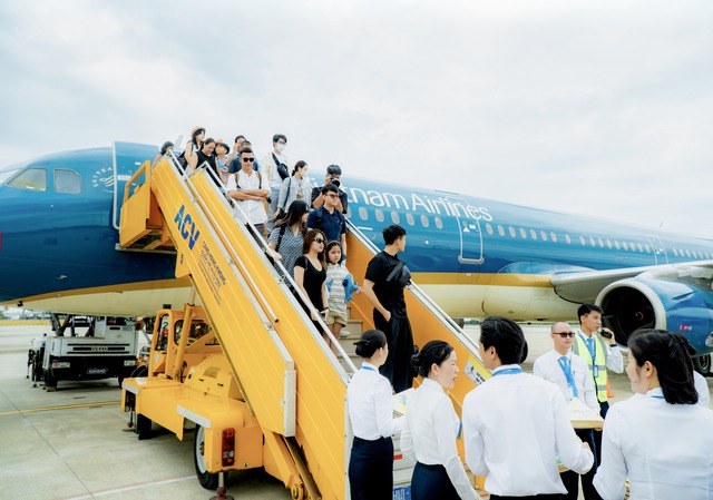 Khoảnh khắc Vietnam Airlines đón hành khách thứ 350 triệu- Ảnh 2.