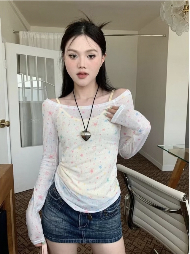 Biến hóa phong cách hè 'nửa kín nửa hở' với áo thun mỏng- Ảnh 5. Biến hóa phong cách hè 'nửa kín nửa hở' với áo thun mỏng- Ảnh 5.