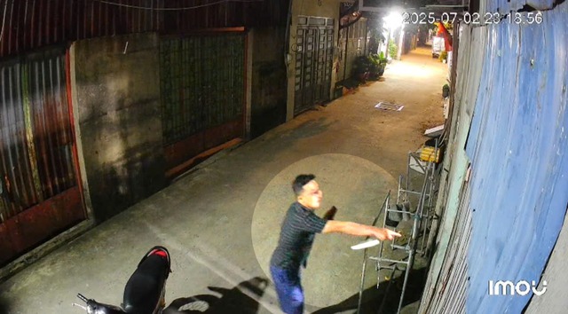 Bức xúc clip người đàn ông cầm hung khí dọa giết cả gia đình - Ảnh 1.