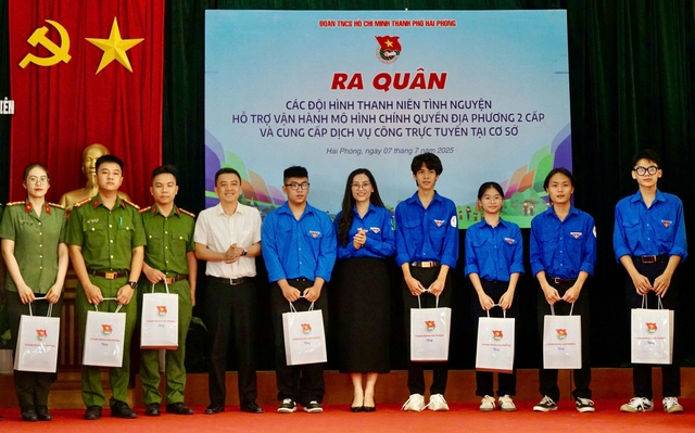 Cán bộ 'một cửa' thành tình nguyện viên hỗ trợ người dân- Ảnh 3. Cán bộ 'một cửa' thành tình nguyện viên hỗ trợ người dân- Ảnh 3.