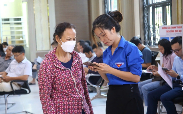 Cán bộ 'một cửa' thành tình nguyện viên hỗ trợ người dân- Ảnh 4. Cán bộ 'một cửa' thành tình nguyện viên hỗ trợ người dân- Ảnh 4.
