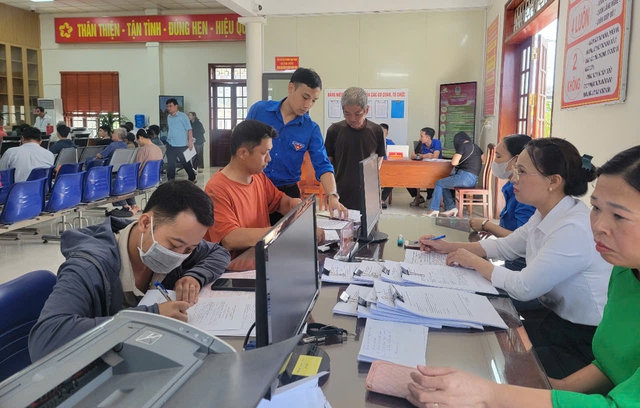 Cán bộ 'một cửa' thành tình nguyện viên hỗ trợ người dân- Ảnh 1. Cán bộ 'một cửa' thành tình nguyện viên hỗ trợ người dân- Ảnh 1.