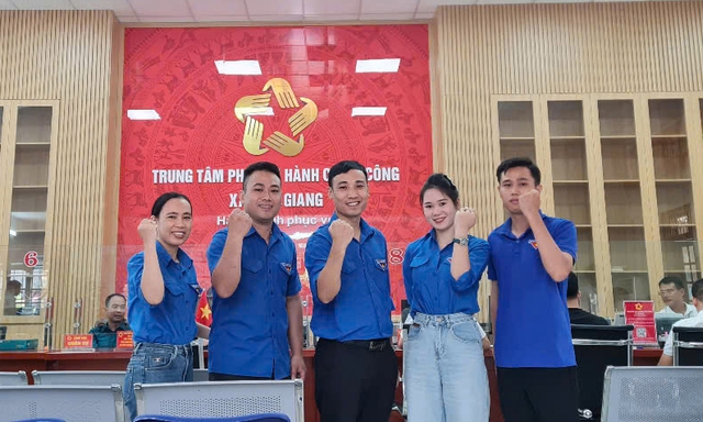Cán bộ 'một cửa' thành tình nguyện viên hỗ trợ người dân- Ảnh 2. Cán bộ 'một cửa' thành tình nguyện viên hỗ trợ người dân- Ảnh 2.