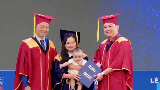 Cô gái trẻ bế con lên nhận bằng tốt nghiệp và hành trình cảm động phía sau Cô gái trẻ bế con lên nhận bằng tốt nghiệp và hành trình cảm động phía sau