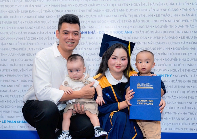Cô gái trẻ bế con lên nhận bằng tốt nghiệp và hành trình cảm động phía sau- Ảnh 2. Cô gái trẻ bế con lên nhận bằng tốt nghiệp và hành trình cảm động phía sau- Ảnh 2.