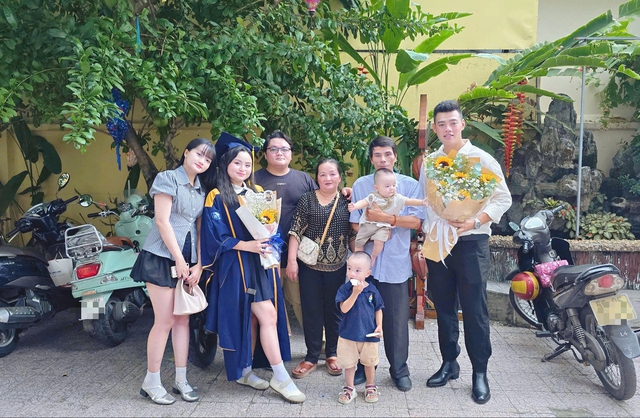 Cô gái trẻ bế con lên nhận bằng tốt nghiệp và hành trình cảm động phía sau- Ảnh 4. Cô gái trẻ bế con lên nhận bằng tốt nghiệp và hành trình cảm động phía sau- Ảnh 4.